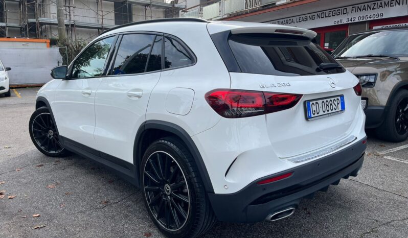 Mercedes-Benz GLA 200 Premium auto pieno